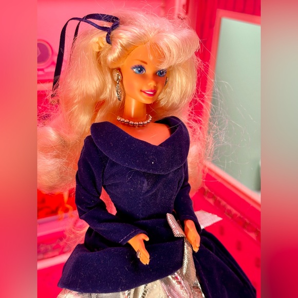 WINTER VELVET Barbie Doll Avon Exclusive 1995 SE 1st in Series Mattel - Picture 3 of 5